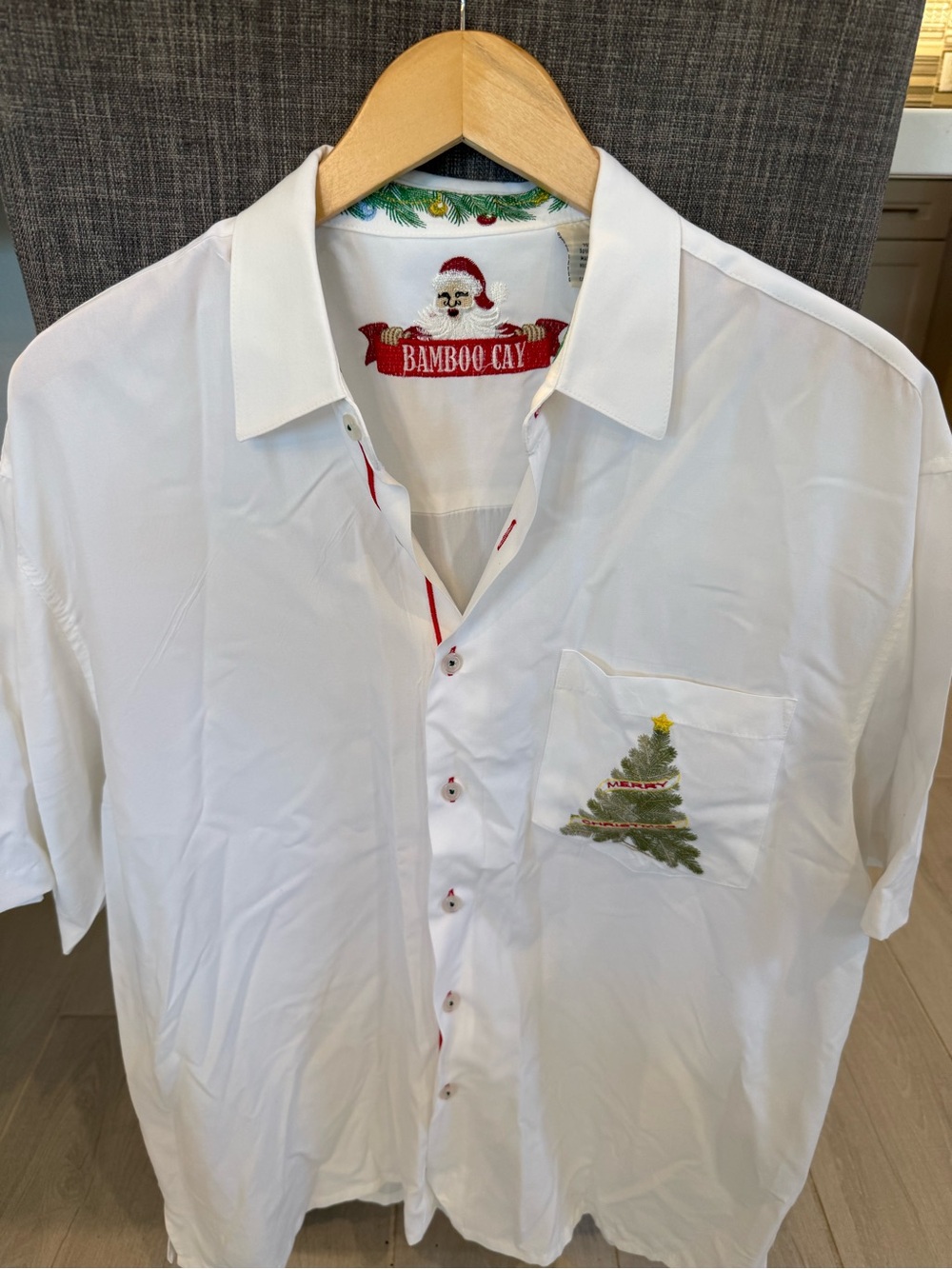 BAMBOO CAY White Short-Sleeve Button-Down Shirt with Embroidered Christmas Tree